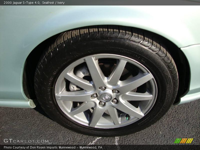 Seafrost / Ivory 2000 Jaguar S-Type 4.0