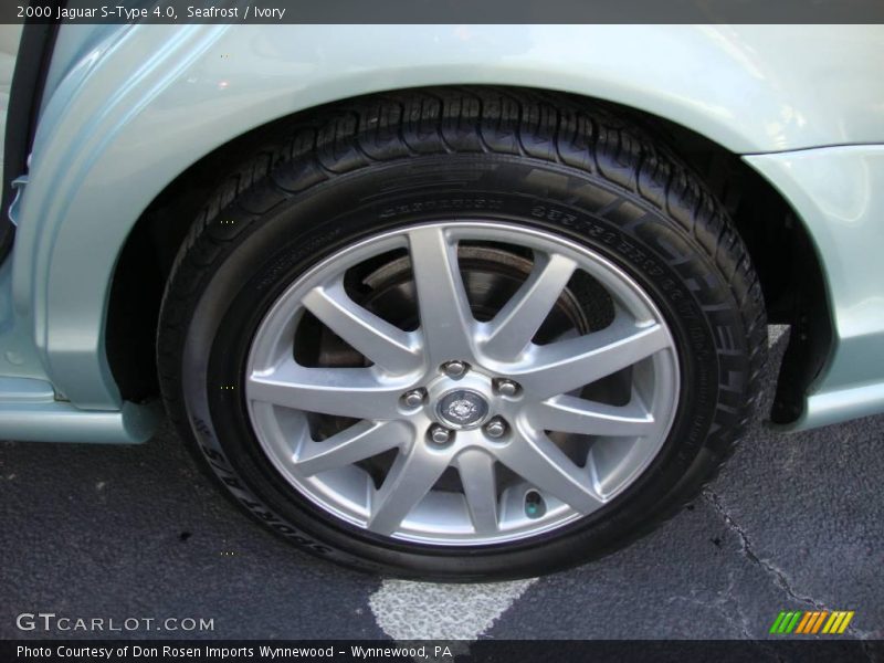 Seafrost / Ivory 2000 Jaguar S-Type 4.0