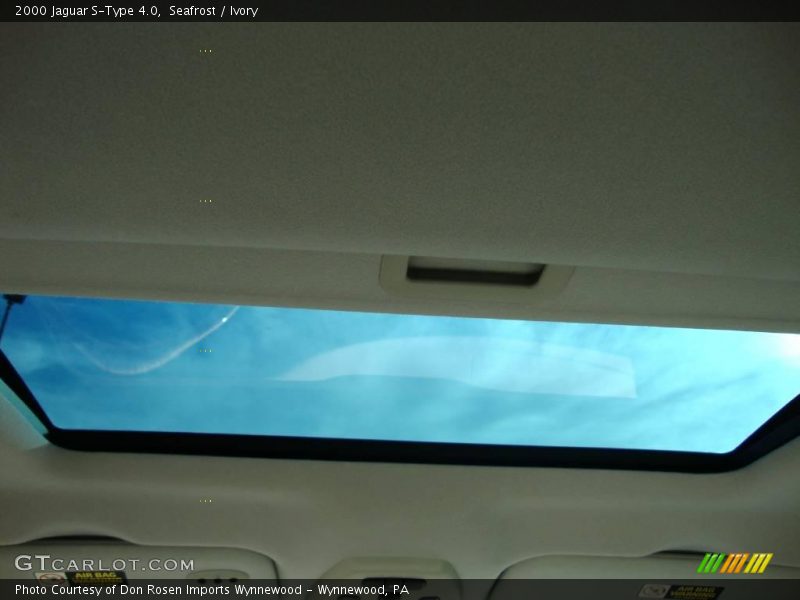 Seafrost / Ivory 2000 Jaguar S-Type 4.0