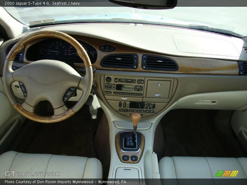 Seafrost / Ivory 2000 Jaguar S-Type 4.0