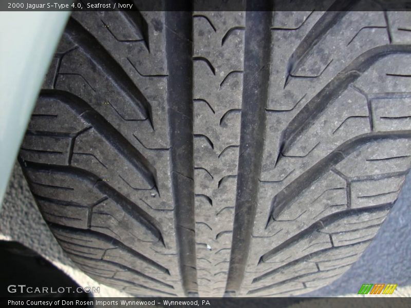 Seafrost / Ivory 2000 Jaguar S-Type 4.0