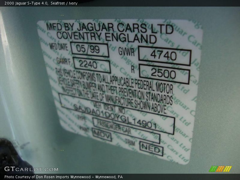 Seafrost / Ivory 2000 Jaguar S-Type 4.0