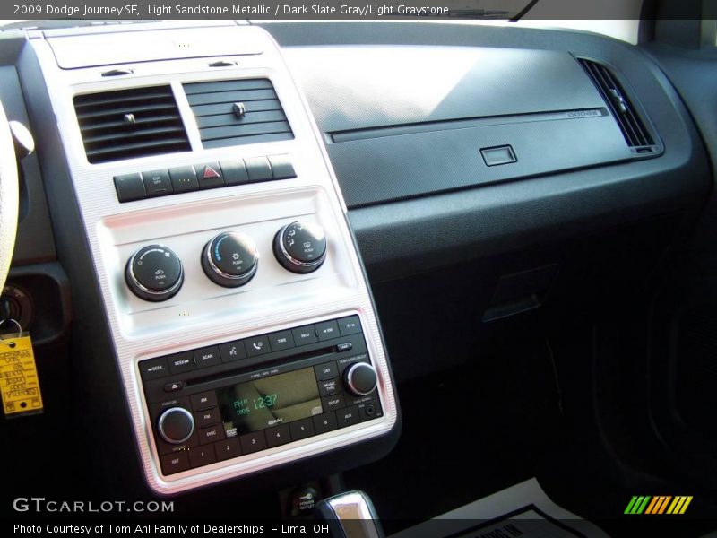 Light Sandstone Metallic / Dark Slate Gray/Light Graystone 2009 Dodge Journey SE
