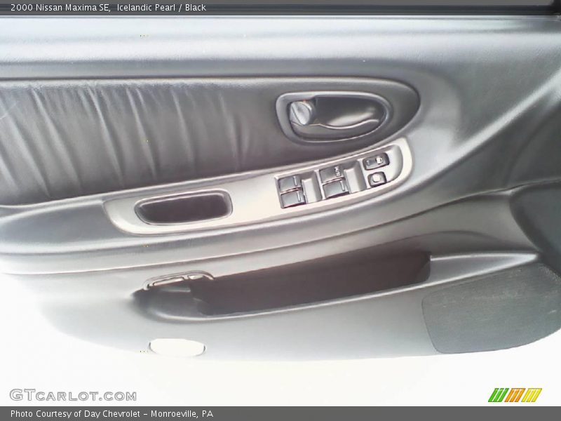 Icelandic Pearl / Black 2000 Nissan Maxima SE