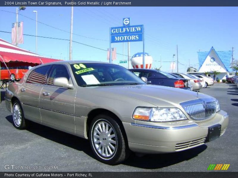 Pueblo Gold Metallic / Light Parchment 2004 Lincoln Town Car Signature