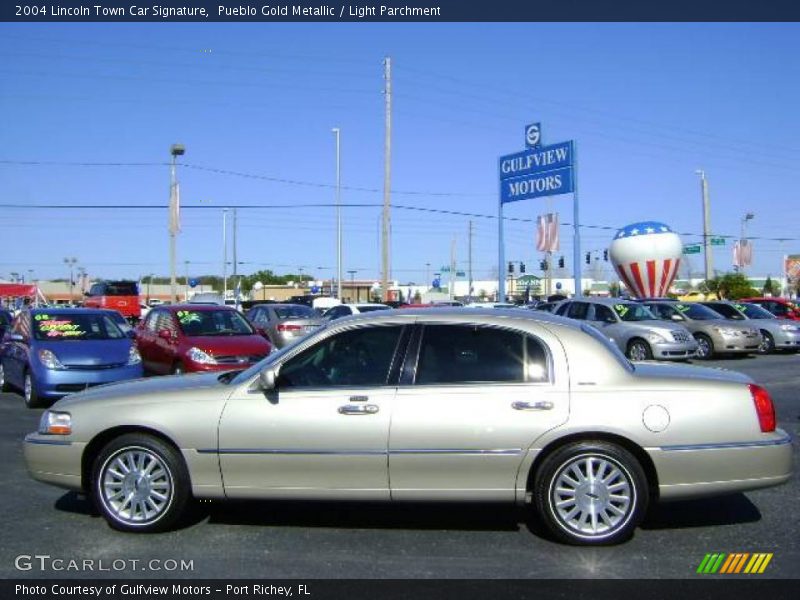 Pueblo Gold Metallic / Light Parchment 2004 Lincoln Town Car Signature