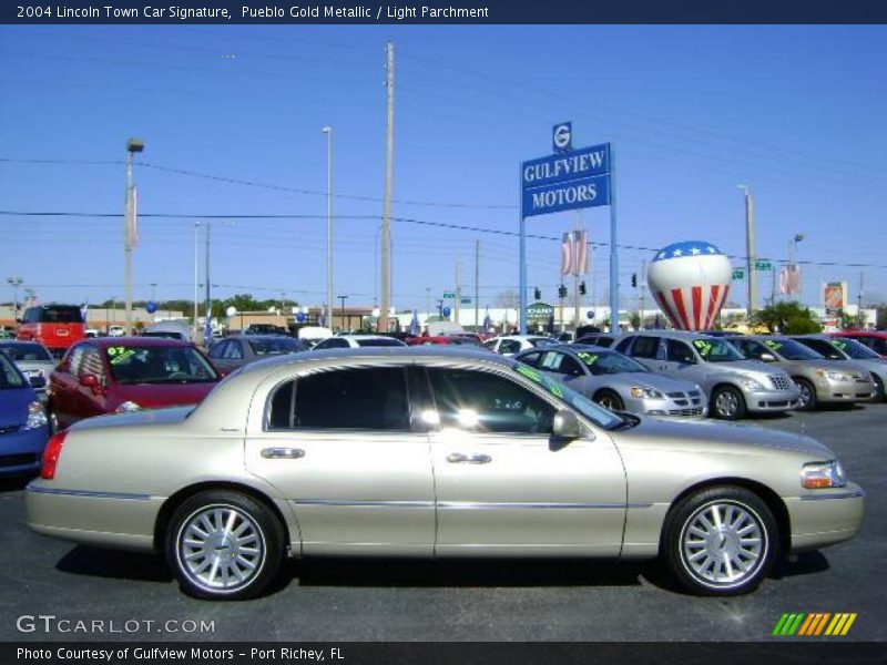 Pueblo Gold Metallic / Light Parchment 2004 Lincoln Town Car Signature