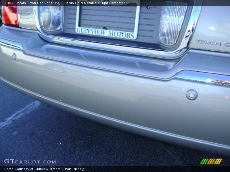 Pueblo Gold Metallic / Light Parchment 2004 Lincoln Town Car Signature