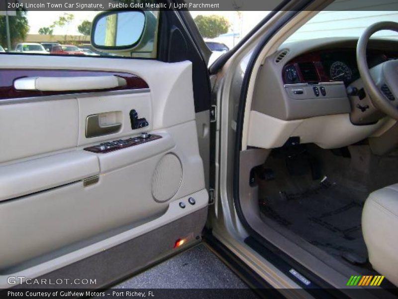Pueblo Gold Metallic / Light Parchment 2004 Lincoln Town Car Signature