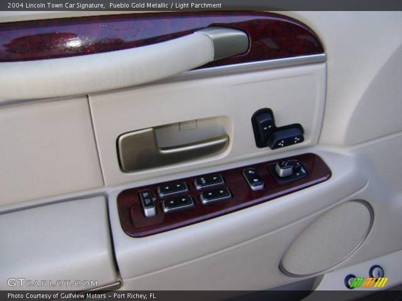 Pueblo Gold Metallic / Light Parchment 2004 Lincoln Town Car Signature