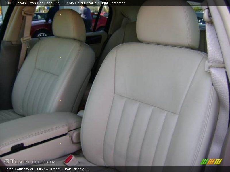 Pueblo Gold Metallic / Light Parchment 2004 Lincoln Town Car Signature