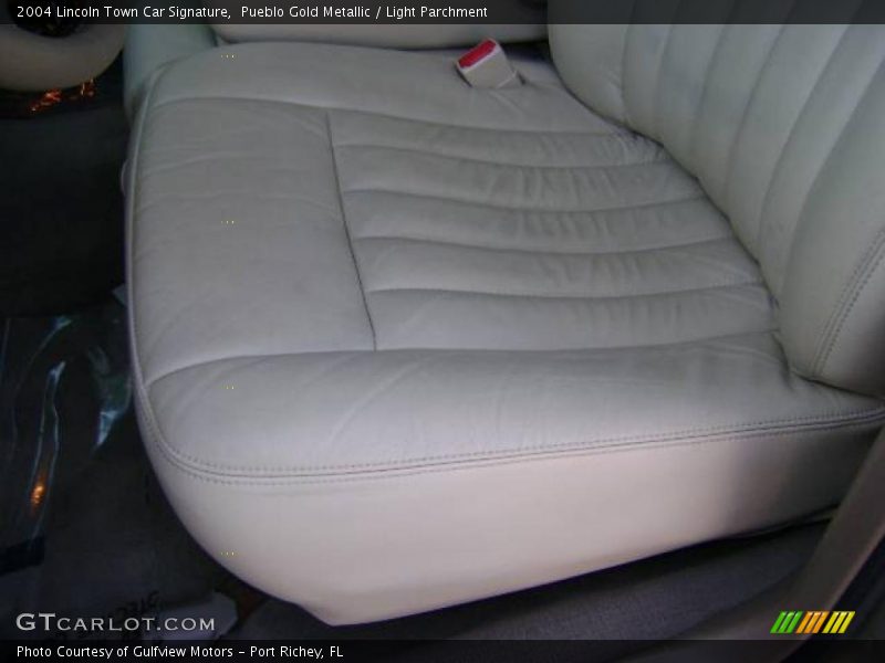 Pueblo Gold Metallic / Light Parchment 2004 Lincoln Town Car Signature