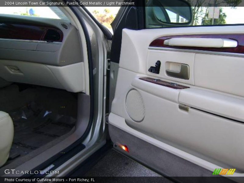 Pueblo Gold Metallic / Light Parchment 2004 Lincoln Town Car Signature
