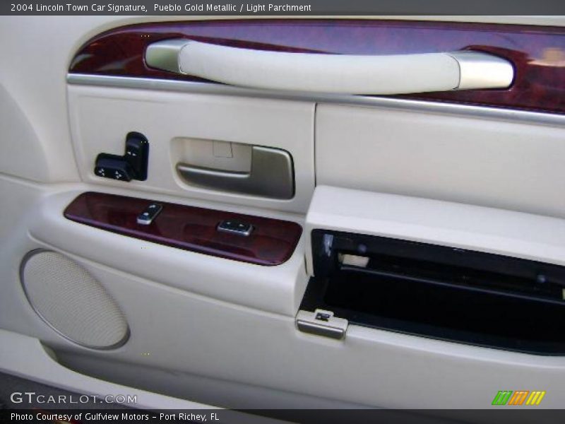 Pueblo Gold Metallic / Light Parchment 2004 Lincoln Town Car Signature