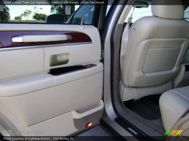 Pueblo Gold Metallic / Light Parchment 2004 Lincoln Town Car Signature