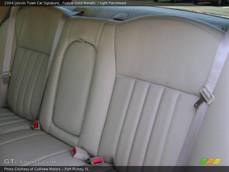 Pueblo Gold Metallic / Light Parchment 2004 Lincoln Town Car Signature