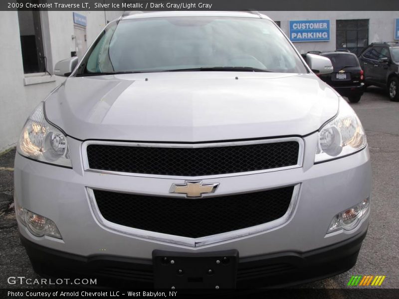 Silver Ice Metallic / Dark Gray/Light Gray 2009 Chevrolet Traverse LT