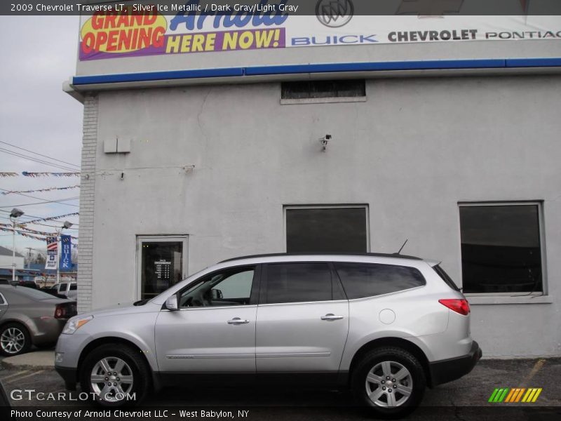 Silver Ice Metallic / Dark Gray/Light Gray 2009 Chevrolet Traverse LT