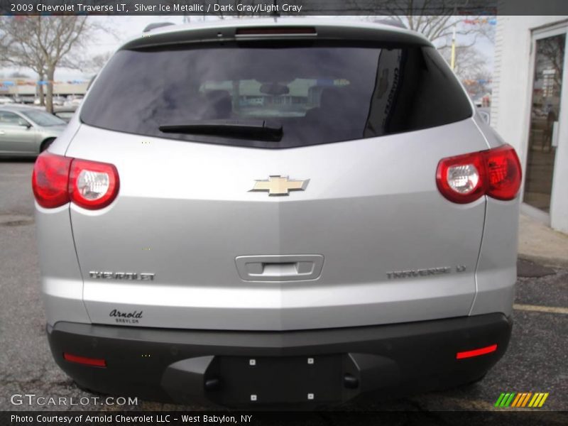Silver Ice Metallic / Dark Gray/Light Gray 2009 Chevrolet Traverse LT