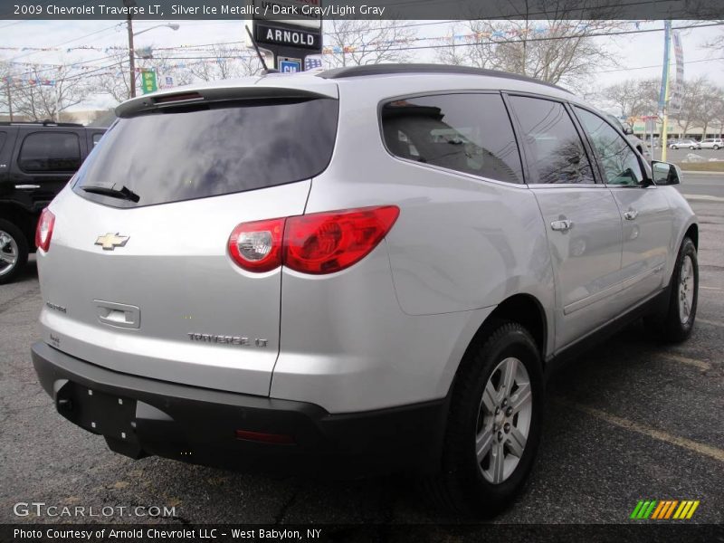Silver Ice Metallic / Dark Gray/Light Gray 2009 Chevrolet Traverse LT