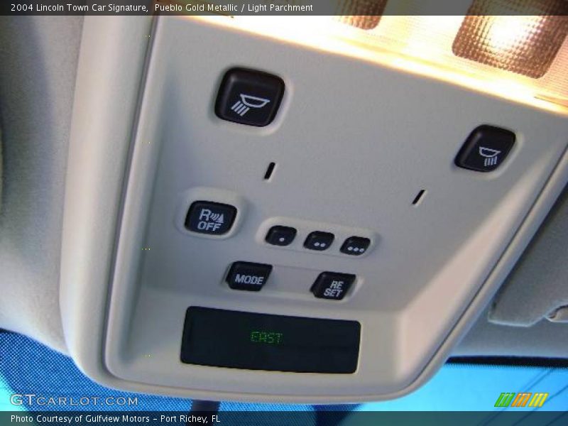 Pueblo Gold Metallic / Light Parchment 2004 Lincoln Town Car Signature