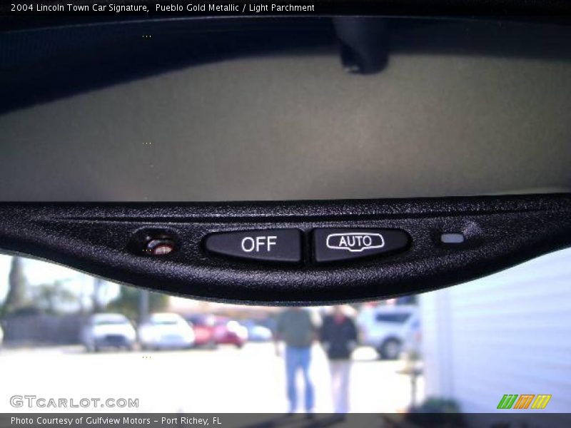 Pueblo Gold Metallic / Light Parchment 2004 Lincoln Town Car Signature