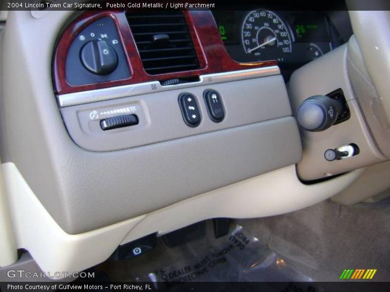 Pueblo Gold Metallic / Light Parchment 2004 Lincoln Town Car Signature