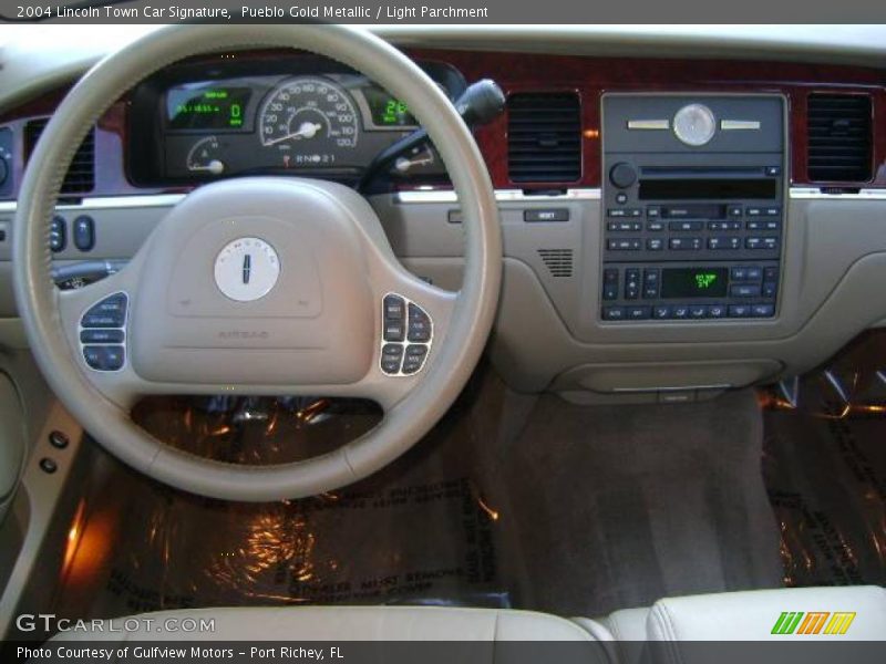 Pueblo Gold Metallic / Light Parchment 2004 Lincoln Town Car Signature