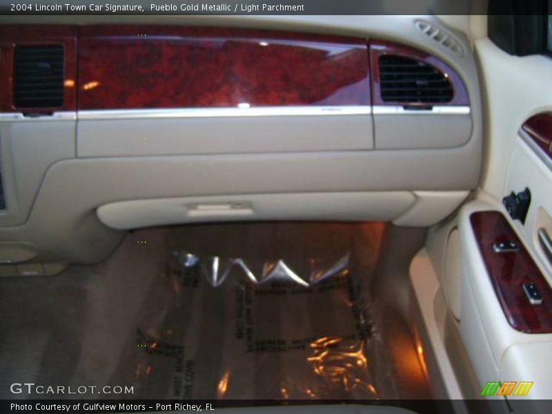 Pueblo Gold Metallic / Light Parchment 2004 Lincoln Town Car Signature