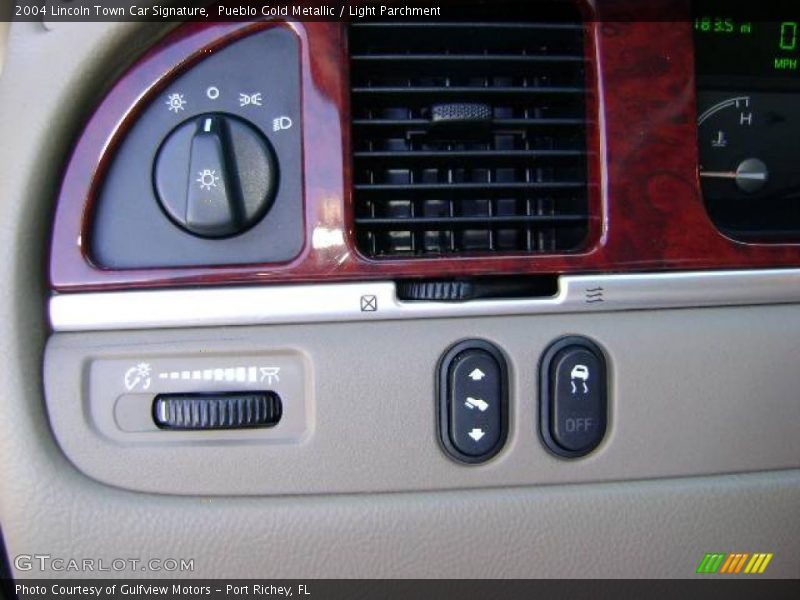 Pueblo Gold Metallic / Light Parchment 2004 Lincoln Town Car Signature