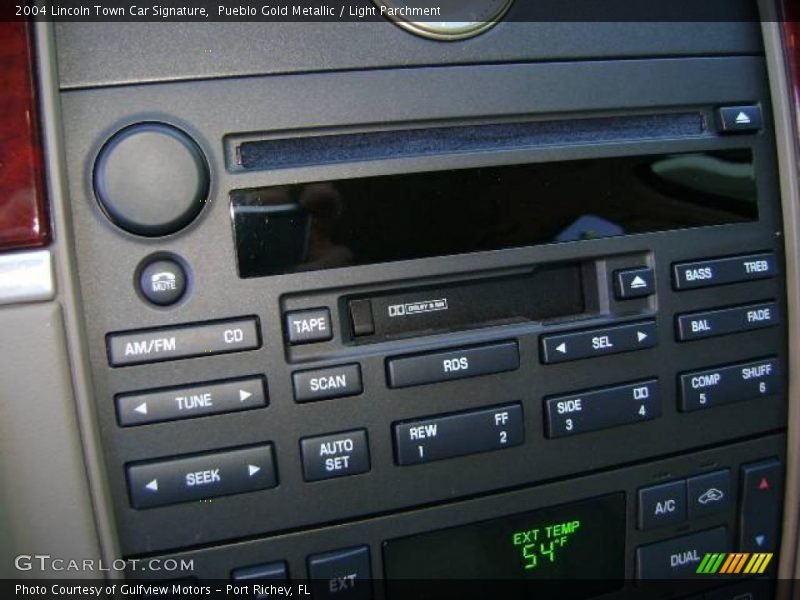 Pueblo Gold Metallic / Light Parchment 2004 Lincoln Town Car Signature