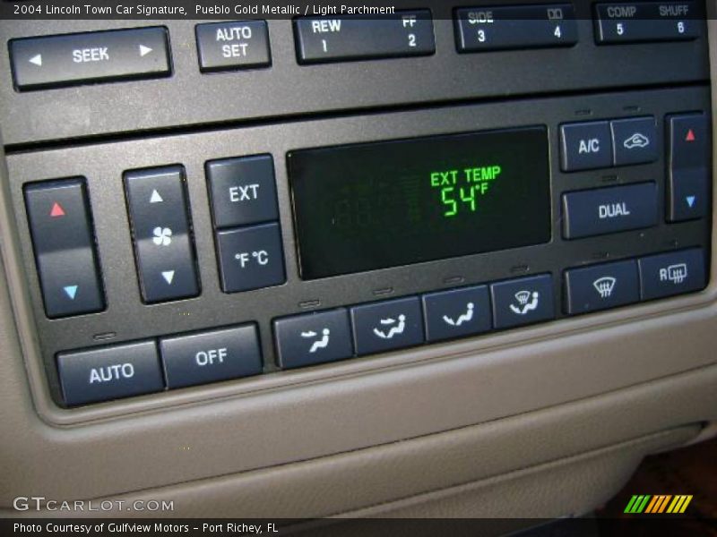 Pueblo Gold Metallic / Light Parchment 2004 Lincoln Town Car Signature