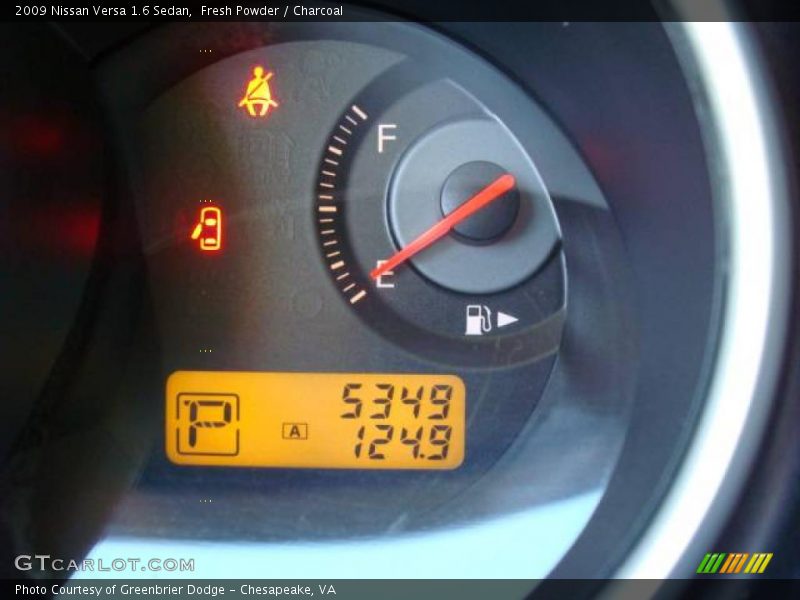Fresh Powder / Charcoal 2009 Nissan Versa 1.6 Sedan
