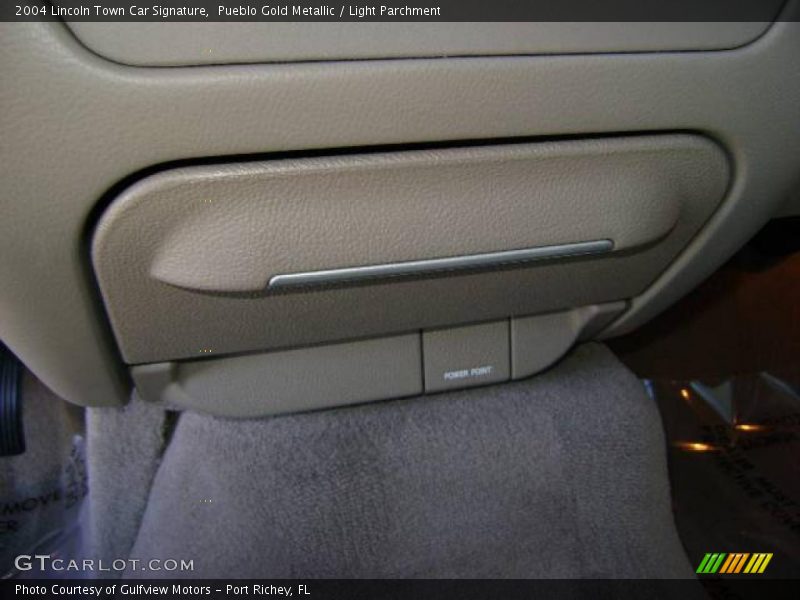 Pueblo Gold Metallic / Light Parchment 2004 Lincoln Town Car Signature