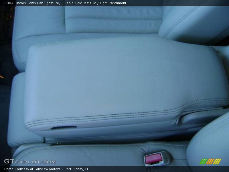 Pueblo Gold Metallic / Light Parchment 2004 Lincoln Town Car Signature