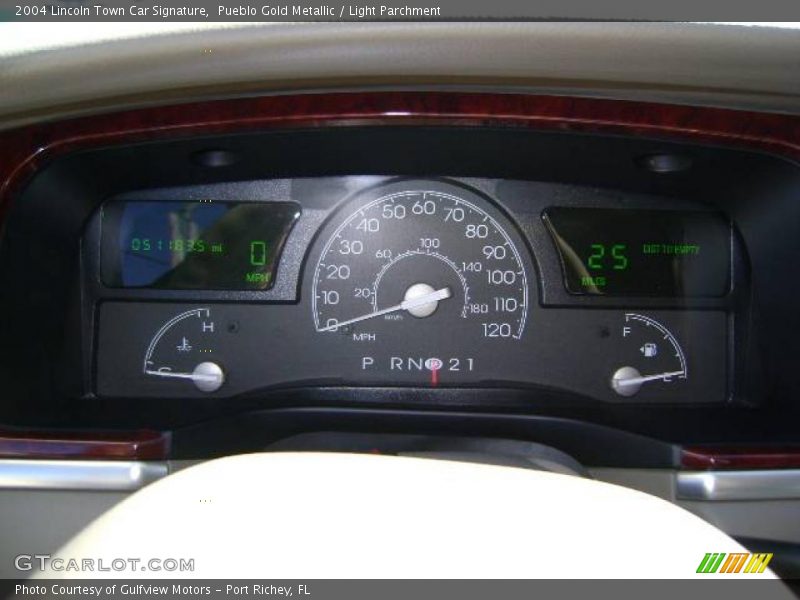 Pueblo Gold Metallic / Light Parchment 2004 Lincoln Town Car Signature