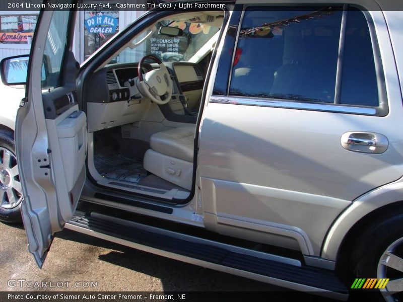 Cashmere Tri-Coat / Light Parchment 2004 Lincoln Navigator Luxury 4x4