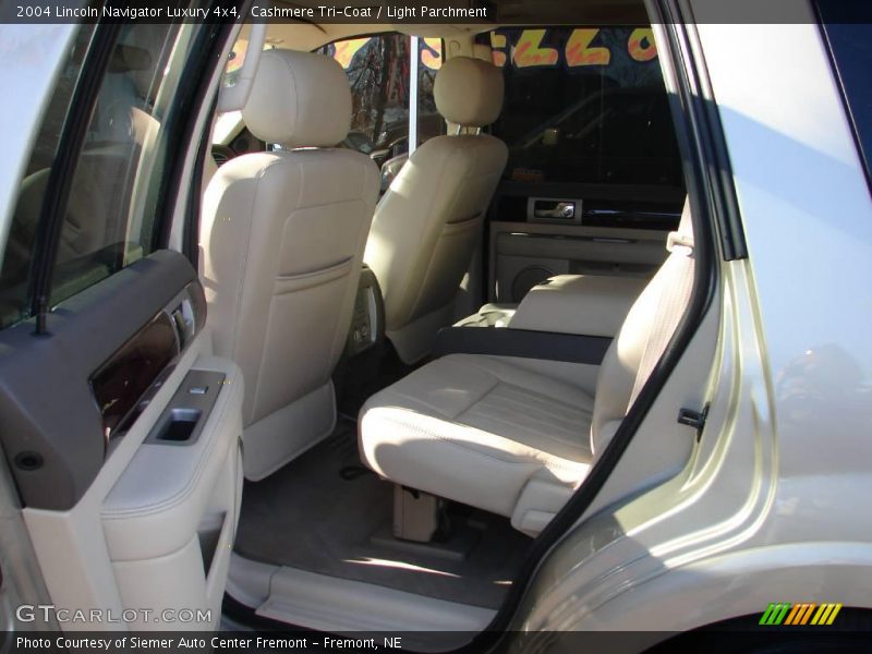 Cashmere Tri-Coat / Light Parchment 2004 Lincoln Navigator Luxury 4x4
