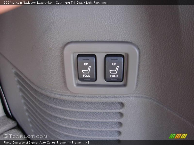 Cashmere Tri-Coat / Light Parchment 2004 Lincoln Navigator Luxury 4x4