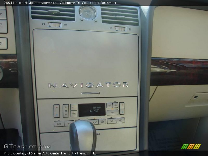 Cashmere Tri-Coat / Light Parchment 2004 Lincoln Navigator Luxury 4x4