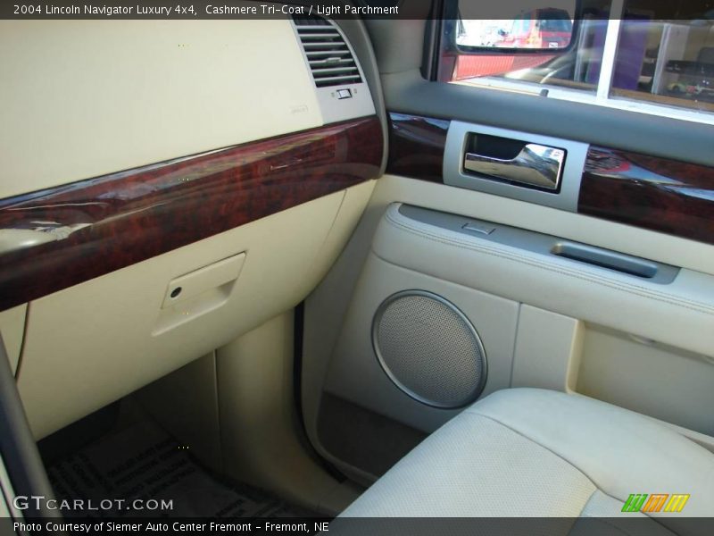 Cashmere Tri-Coat / Light Parchment 2004 Lincoln Navigator Luxury 4x4