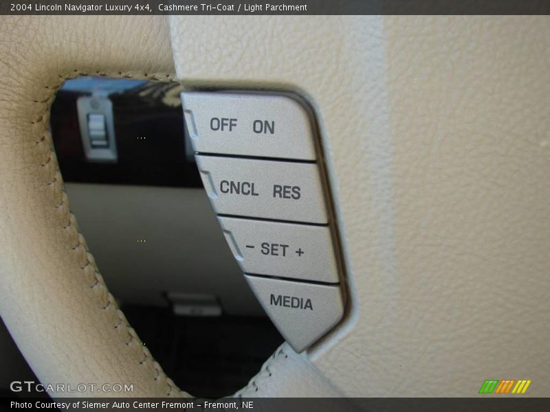 Cashmere Tri-Coat / Light Parchment 2004 Lincoln Navigator Luxury 4x4