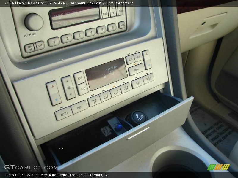 Cashmere Tri-Coat / Light Parchment 2004 Lincoln Navigator Luxury 4x4