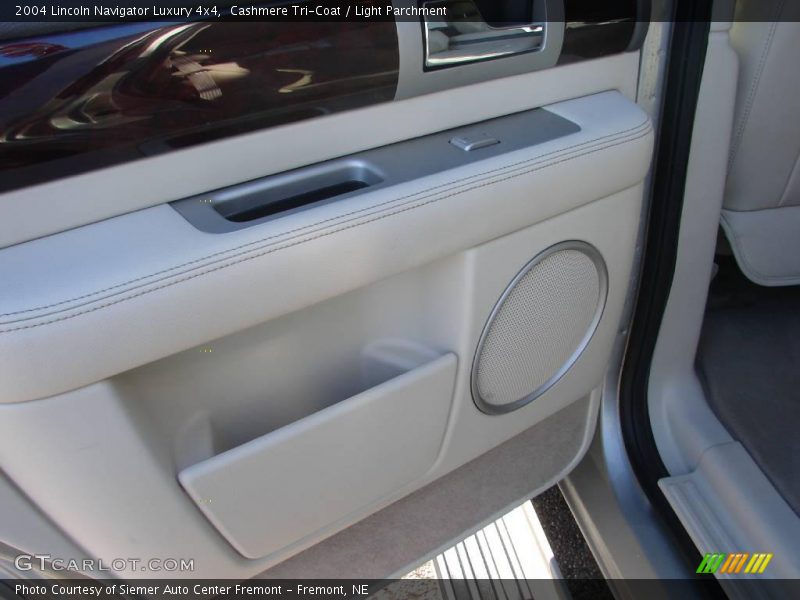 Cashmere Tri-Coat / Light Parchment 2004 Lincoln Navigator Luxury 4x4