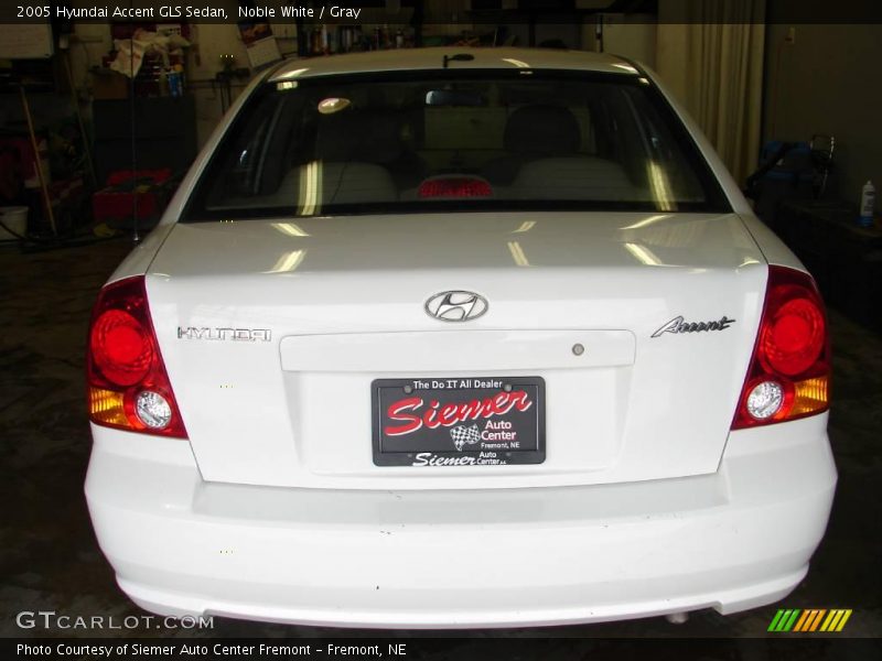 Noble White / Gray 2005 Hyundai Accent GLS Sedan