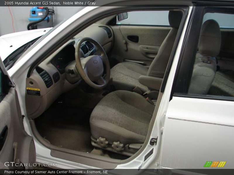 Noble White / Gray 2005 Hyundai Accent GLS Sedan