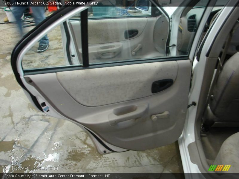 Noble White / Gray 2005 Hyundai Accent GLS Sedan