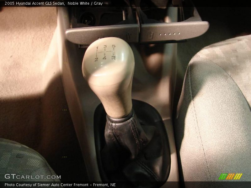 Noble White / Gray 2005 Hyundai Accent GLS Sedan