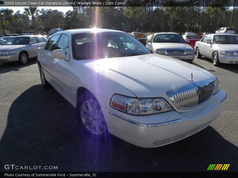Vibrant White / Light Camel 2009 Lincoln Town Car Signature Limited