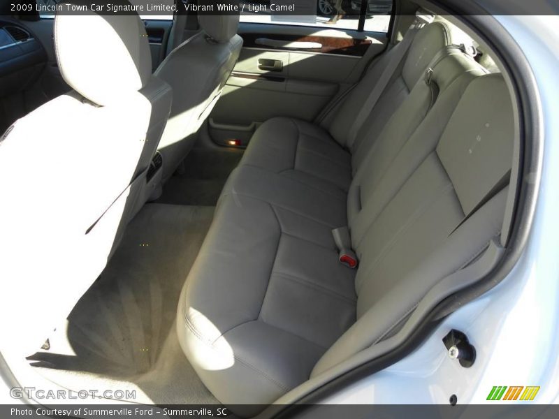Vibrant White / Light Camel 2009 Lincoln Town Car Signature Limited